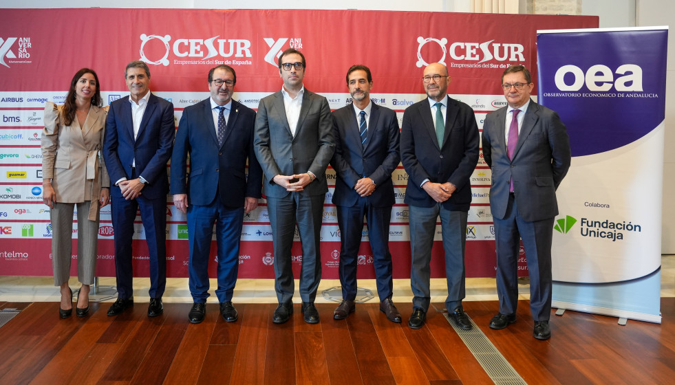 El ministro de Economía, Comercio y Empresa, Carlos Cuerpo, en una foto de familia dentro del acto inaugural del foro ‘Avanzando hacia la incertidumbre’.