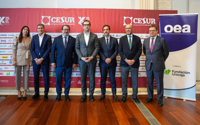 El ministro de Economía, Comercio y Empresa, Carlos Cuerpo, en una foto de familia dentro del acto inaugural del foro ‘Avanzando hacia la incertidumbre’.