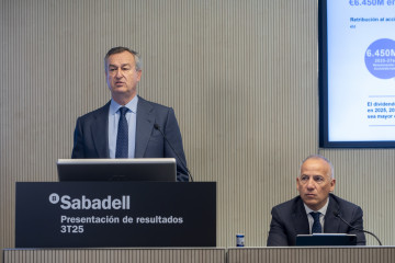 El consejero delegado del Banco Sabadell, César González-Bueno (i), y el director financiero del Banco Sabadell, Sergio Palavecino (d), durante una rueda de prensa, en la sede del Banco Sabadell, a 