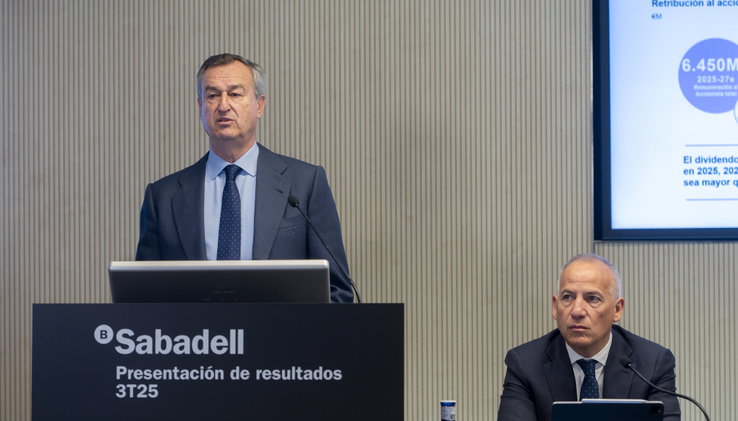 El consejero delegado del Banco Sabadell, César González-Bueno (i), y el director financiero del Banco Sabadell, Sergio Palavecino (d), durante una rueda de prensa, en la sede del Banco Sabadell, a 
