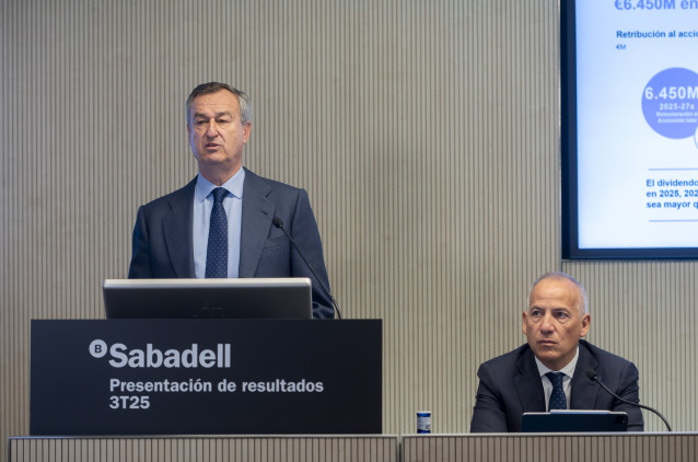 El consejero delegado del Banco Sabadell, César González-Bueno (i), y el director financiero del Banco Sabadell, Sergio Palavecino (d), durante una rueda de prensa, en la sede del Banco Sabadell, a 13 de noviembre de 2025, en Madrid (España).
