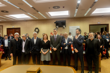 El presidente Pedro Sánchez , acompañado del director Alberto Rodríguez , el productor José Manuel Lorenzo la presidenta del Congreso, Francina Armengol el presidente de Movistar Plus+, Daniel Dom