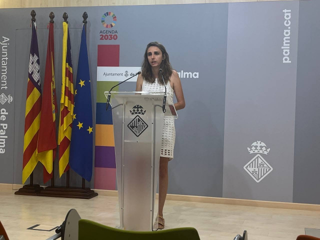 Archivo - La coordinadora de Podemos en Baleares, Lucía Muñoz, comparece en una rueda de prensa en el Ayuntamiento de Palma.