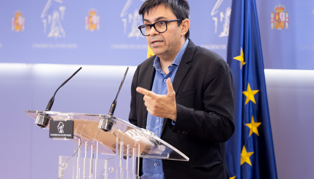 Archivo - El secretario primero del Congreso de los Diputados y diputado del grupo Sumar, Gerardo Pisarello, durante una rueda de prensa en el Congreso de los Diputados, a 30 de septiembre de 2025, en