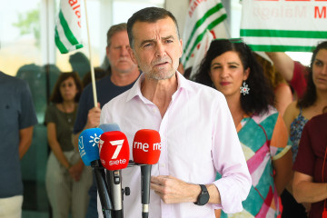 Archivo - El coordinador federal de Izquierda Unida, Antonio Maíllo, atiende a los medios de comunicación tras la concentración del día de hoy. A 18 de junio de 2025 en Málaga, Andalucía (Españ