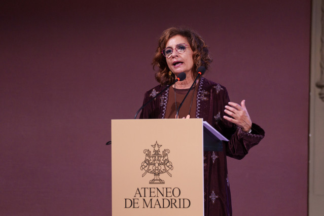 La vicepresidenta primera y ministra de Hacienda, María Jesús Montero, interviene durante la presentación de la revista 'Franco y los franquistas, 50 años después', en el Ateneo de Madrid, a 20 de noviembre de 2025, en Madrid (España).