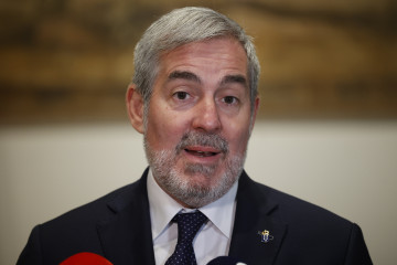 El presidente de Canarias, Fernando Clavijo, atiende a los medios de comunicación tras su reunión con el president de la Generalitat, Salvador Illa, en el Palau de la Generalitat, a 19 de noviembre 