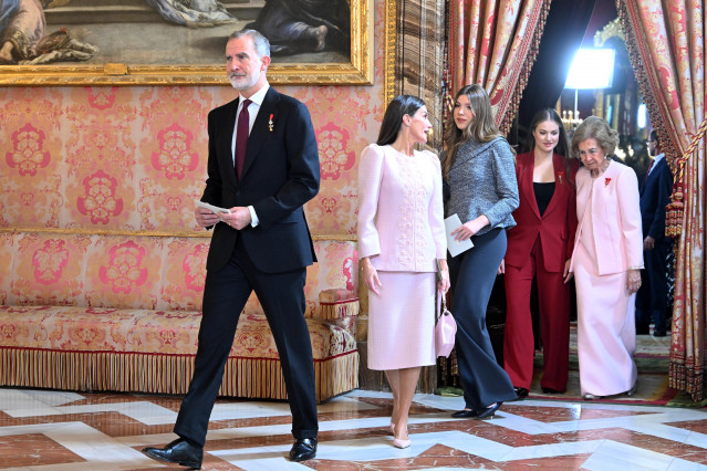 El Rey Felipe, la Reina Letizia, la infanta Sofía,  la Princesa Leonor y la Reina Sofía durante la recepción celebrada tras la imposición del Toisón de Oro en el Palacio Real, a 21 de noviembre de 2025, en Madrid (España). El Rey Felipe VI ha impuesto el