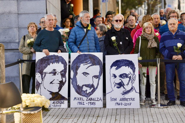Archivo - Varias personas durante la colocación de una placa en memoria de Mikel Zabalza, en el barrio de Intxaurrondo, de San Sebastián.