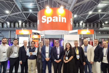 El vicepresidente de la AEFI, Rodrigo García de la Cruz, junto con José Luis Escrivá, gobernador del Banco de España, y Mercedes Alonso Frayle, embajadora de España en Singapur, en el Singapore F