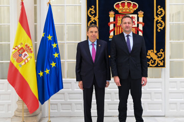 El ministro de Agricultura, Pesca y Alimentación, Luis Planas, junto al comisario de Agricultura y Alimentación, Christophe Hansen.