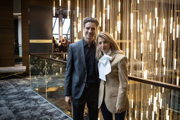 El ministro de Trabajo esloveno, Luka Mesec, junto a la vicepresidenta segunda y ministra de Trabajo, Yolanda Díaz, en el II Congreso Internacional de Trabajo, en Eslovenia