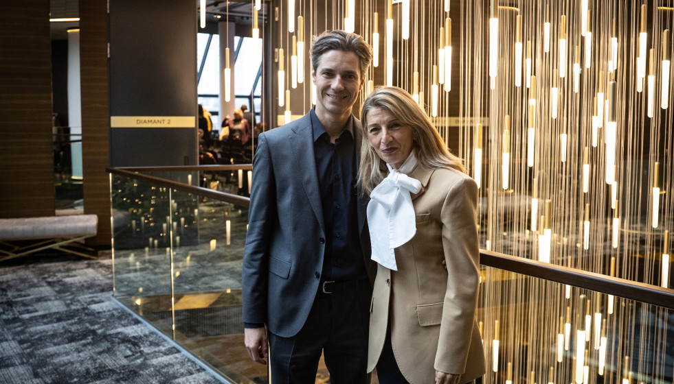 El ministro de Trabajo esloveno, Luka Mesec, junto a la vicepresidenta segunda y ministra de Trabajo, Yolanda Díaz, en el II Congreso Internacional de Trabajo, en Eslovenia