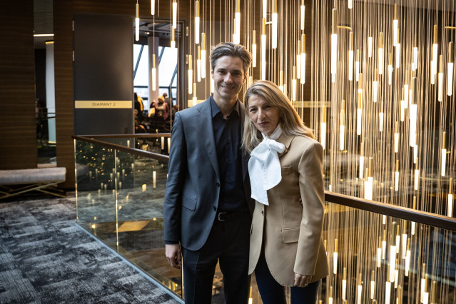 El ministro de Trabajo esloveno, Luka Mesec, junto a la vicepresidenta segunda y ministra de Trabajo, Yolanda Díaz, en el II Congreso Internacional de Trabajo, en Eslovenia