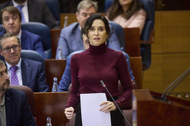 La presidenta de la Comunidad de Madrid, Isabel Díaz Ayuso, interviene durante un pleno de la Asamblea de Madrid, a 20 de noviembre de 2025, en Madrid (España)