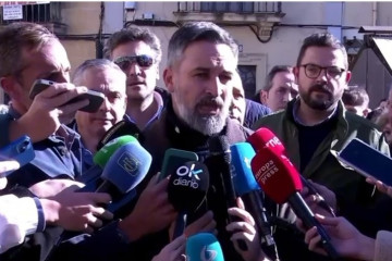 El presidente de Vox, Santiago Abascal, atiende a los medios
