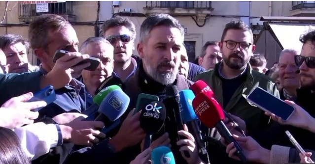 El presidente de Vox, Santiago Abascal, atiende a los medios