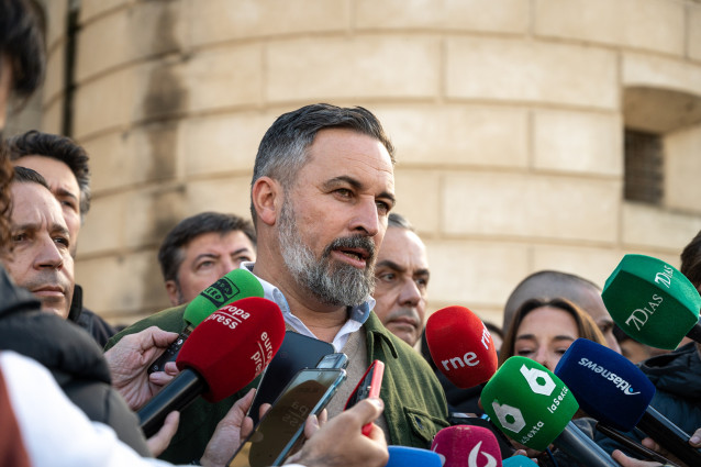 El presidente de Vox, Santiago Abascal, atiende a los medios, en la Plaza de los Reyes Católicos, a 17 de noviembre de 2025, en Badajoz, Extremadura (España).