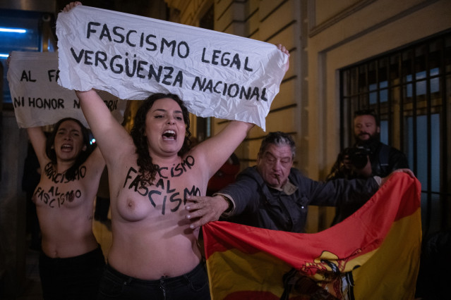 Dos activistas de Femen Spain se manifiestan en un acto franquista en la parroquia de los Doce Apóstoles, a 20 de noviembre de 2025, en Madrid (España).