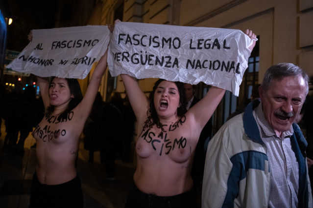 Dos activistas de Femen Spain se manifiestan en un acto franquista en la parroquia de los Doce Apóstoles, a 20 de noviembre de 2025, en Madrid (España). El acto, organizado por la Fundación Nacional Francisco Franco y la familia del dictador, conmemora el
