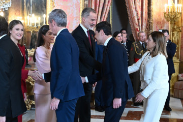 El rey Felipe VI (3d), saluda a la presidenta de Cantabria, María José Sáenz de Buruaga (d), durante el acto central de conmemoración del 50 aniversario de restauración de la monarquía, este vie