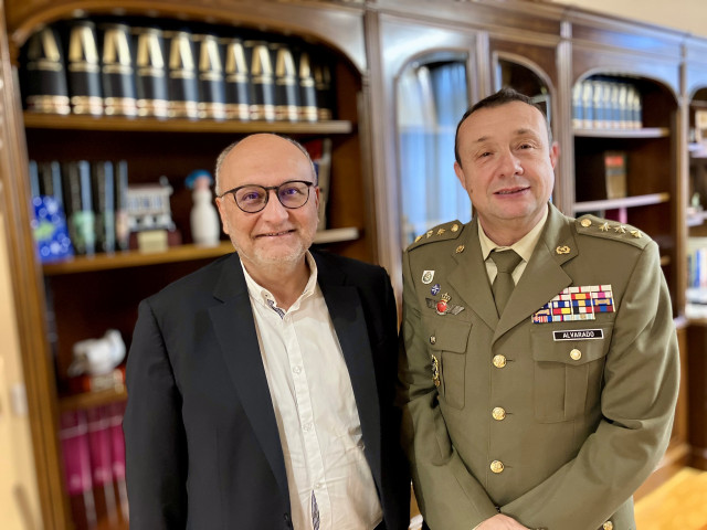 El subdelagado del Gobierno en Pontevedra, Abel Losada, con el futuro jefe de la BRILAT, Andrés González Alvarado.