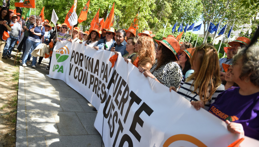 Archivo - Varias personas con una pancarta durante una concentración de agricultores convocada por la Unión de Pequeños Agricultores y Ganaderos (UPA), frente a la sede de la Unión Europea en Madr