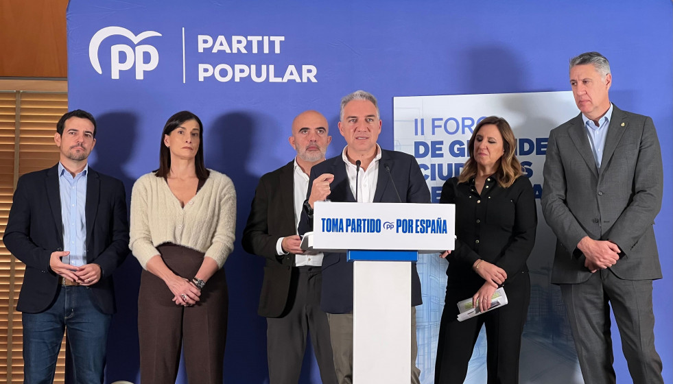 El vicesecretario de Coordinación Autonómica y Local del PP, Elías Bendodo, con los alcaldes María José Catalá (Valencia), Gema Igual (Santander), Xavier García Albiol (Badalona) y Manu Reyes (
