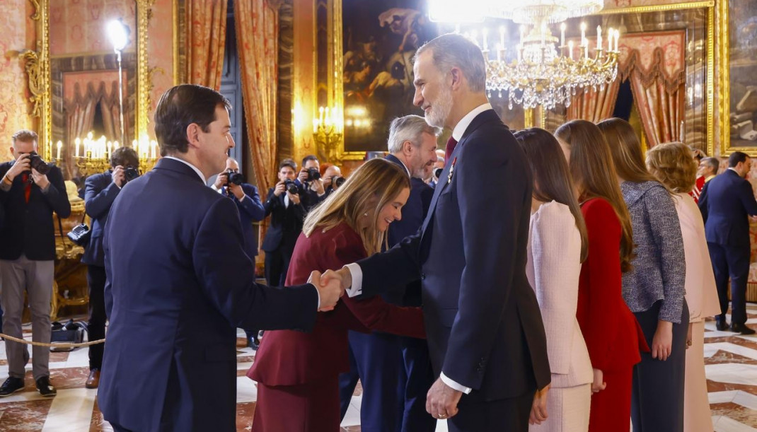 El presidente de la Junta saluda al rey Felipe VI en el acto del 50º aniversario de la restauración de la Monarquía