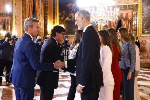 Rueda saluda al rey Felipe VI.