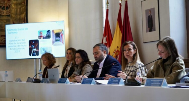Madrid presenta en el Consejo Local de Turismo los avances en movilidad, limpieza, ordenación de alojamiento y conectividad aérea.