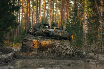 Archivo - Un vehículo de combate de infantería CV90MKIIIC de BAE Systems