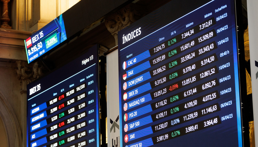 Archivo - Varios paneles del IBEX 35 en el Palacio de la Bolsa de Madrid, a 11 de abril de 2023, en Madrid (España).