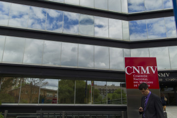 Archivo - Fachada de la Comisión Nacional del Mercado de Valores.