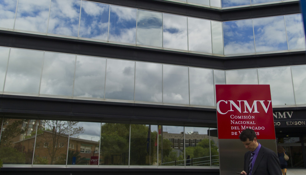 Archivo - Fachada de la Comisión Nacional del Mercado de Valores.