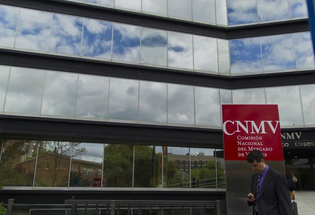Archivo - Fachada de la Comisión Nacional del Mercado de Valores.