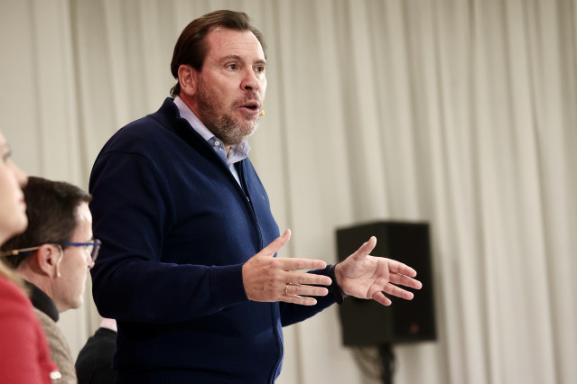 El ministro de Transportes y Movilidad Sostenible, Óscar Puente, interviene durante un acto público, en el Hotel Veracruz, a 21 de noviembre de 2025, en Don Benito.