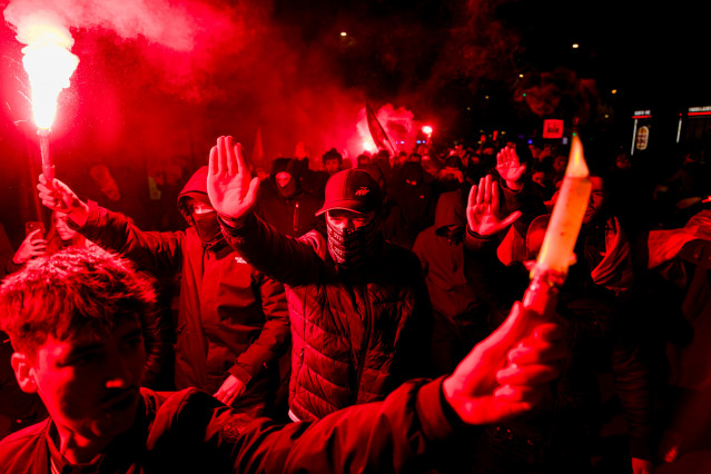 Un grupo de falangistas durante una manifestación para conmemorar el 20-N, a 21 de noviembre de 2025, en Madrid (España).