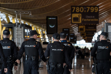 Archivo - Varios agentes de la Policía Nacional en la T4 del Aeropuerto Adolfo Suárez-Madrid Barajas