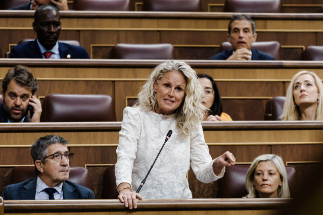 Archivo - La diputada del PSOE Montse Mínguez interviene durante un pleno en el Congreso