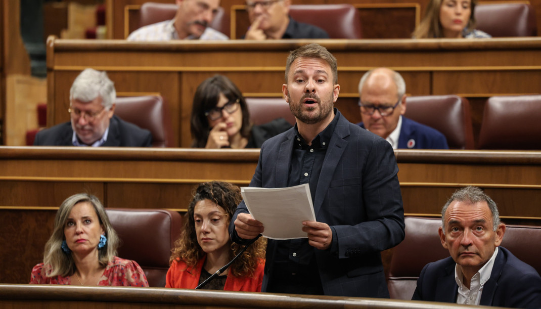Archivo - El diputado de Compromís integrado en Sumar, Alberto Ibáñez, interviene durante una sesión de control al Gobierno en el Congreso de los Diputados, a 17 de septiembre de 2025, en Madrid (