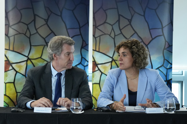 Archivo - El presidente del PP, Alberto Núñez Feijóo, y la secretaria general del PPE, Dolors Monserrat, durante un encuentro organizado por el Partido Popular Europeo, en el Hotel Eurostars Grand Marina, a 2 de octubre de 2025, en Barcelona, Catalunya (E