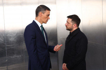 El presidente del Gobierno, Pedro Sánchez, y el presidente de Ucrania, Volodímir Zelenski, durante su visita al Museo Nacional Centro de Arte Reina Sofía, a 18 de noviembre de 2025, en Madrid (Espa