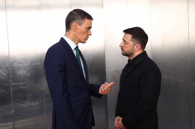 El presidente del Gobierno, Pedro Sánchez, y el presidente de Ucrania, Volodímir Zelenski, durante su visita al Museo Nacional Centro de Arte Reina Sofía, a 18 de noviembre de 2025, en Madrid (España).
