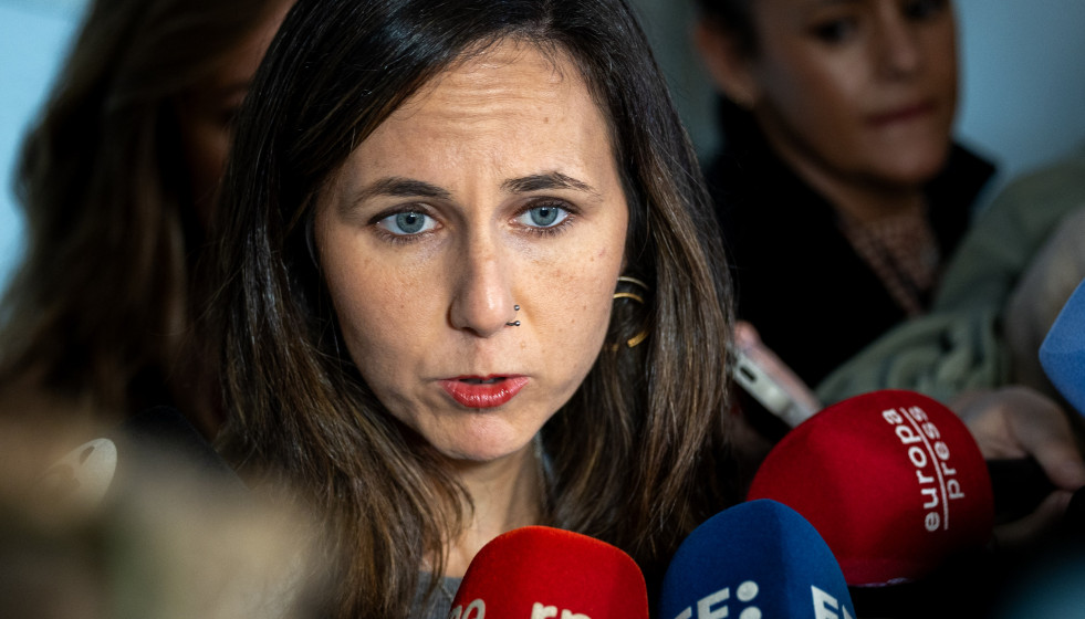 La portavoz de Podemos en el Congreso, Ione Belarra, atiende a los medios durante la comisión de la dana, en el Congreso de los Diputados, a 17 de noviembre de 2025, en Madrid (España).