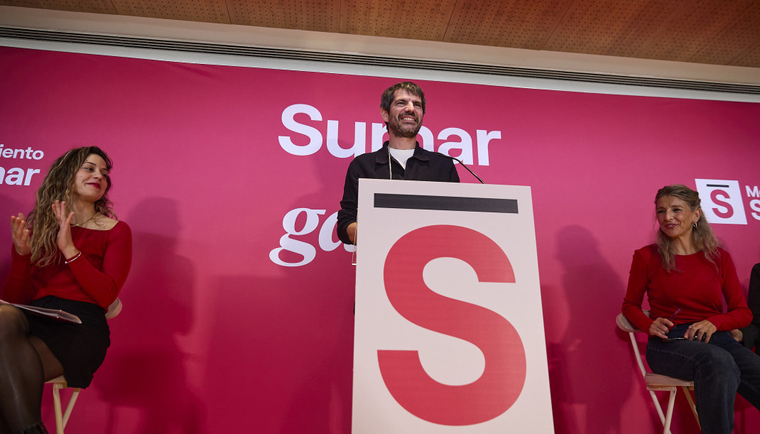 La vicepresidenta segunda, Yolanda Díaz (d), el ministro de Cultura, Ernest Urtasun (c), y la coordinadora de Sumar, Lara Hernández (i), durante la conferencia política de Sumar en Madrid, a 22 de 