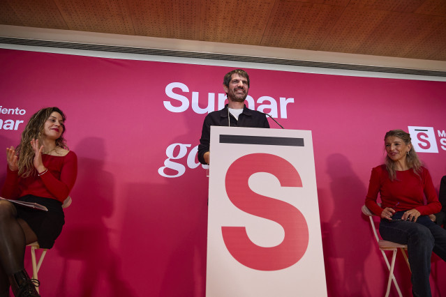 La vicepresidenta segunda, Yolanda Díaz (d), el ministro de Cultura, Ernest Urtasun (c), y la coordinadora de Sumar, Lara Hernández (i), durante la conferencia política de Sumar en Madrid, a 22 de noviembre de 2025, en Madrid (España).