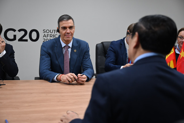 El presidente del Gobierno, Pedro Sánchez (i), durante su asistencia a la cumbre del G-20, a 22 de noviembre de 2025, en Johannesburgo (Sudáfrica).