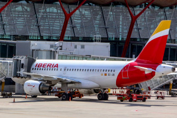 Archivo - Un avión de la aerolínea Iberia estacionado en el Aeropuerto Adolfo Suárez Madrid- Barajas.
