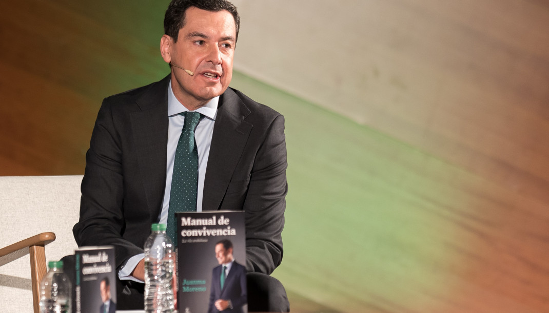 El presidente de la Junta de Andalucía, Juanma Moreno, presenta su libro 'Manual de convivencia' en un reciente acto celebrado en Madrid.